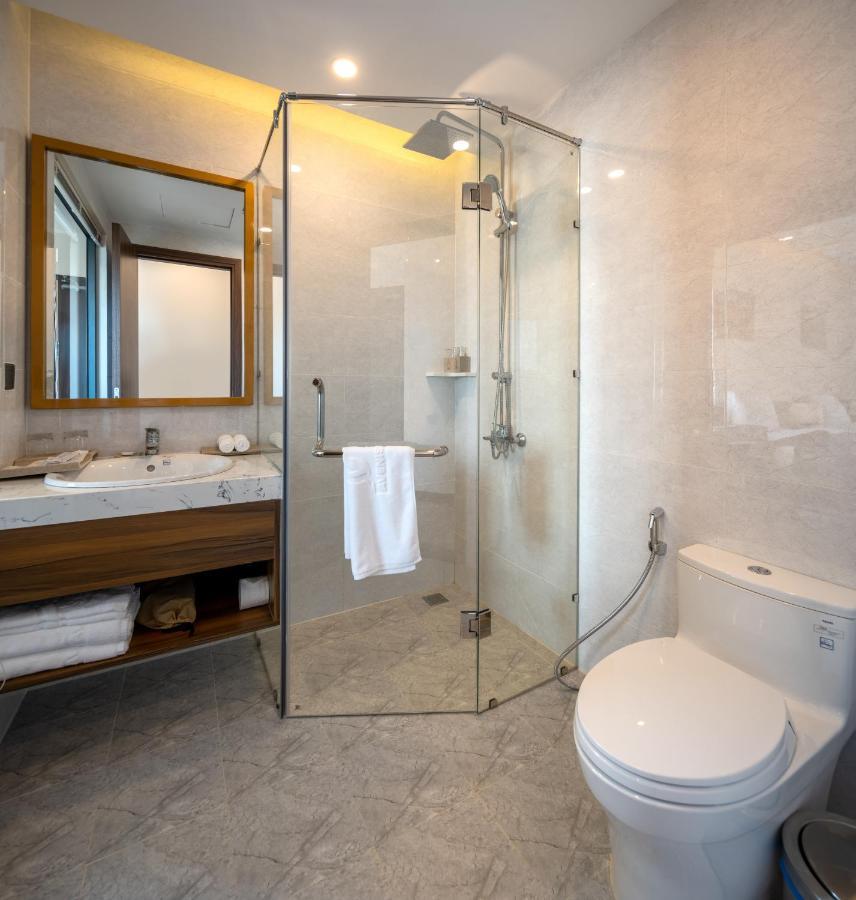 Avenis Hotel Da Nang Bagian luar foto