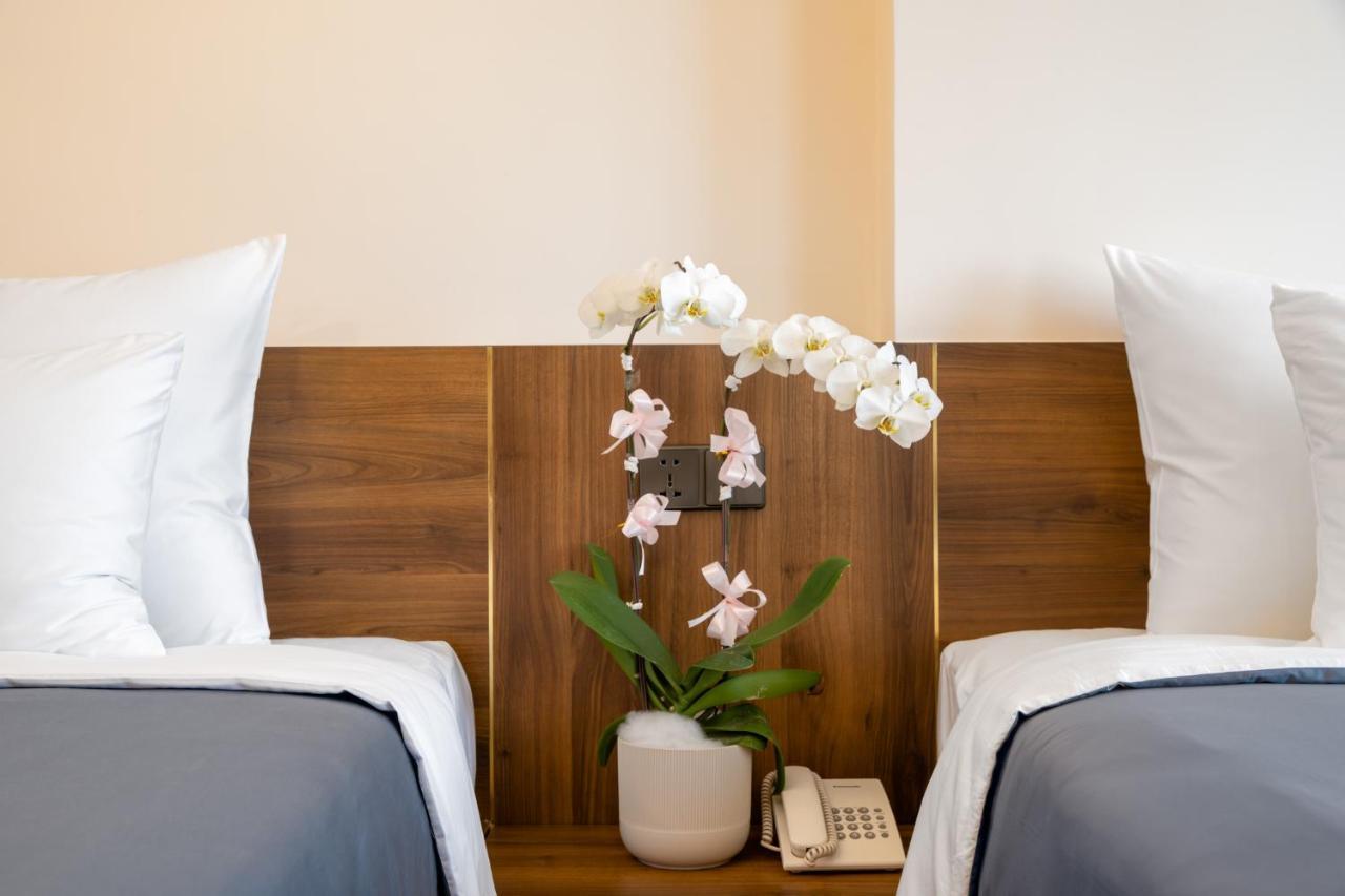 Avenis Hotel Da Nang Bagian luar foto